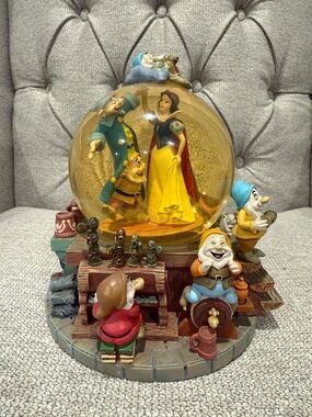 Vintage Disney Snow White & The 7 Dwarfs Snow Globe     collectible snowglobe